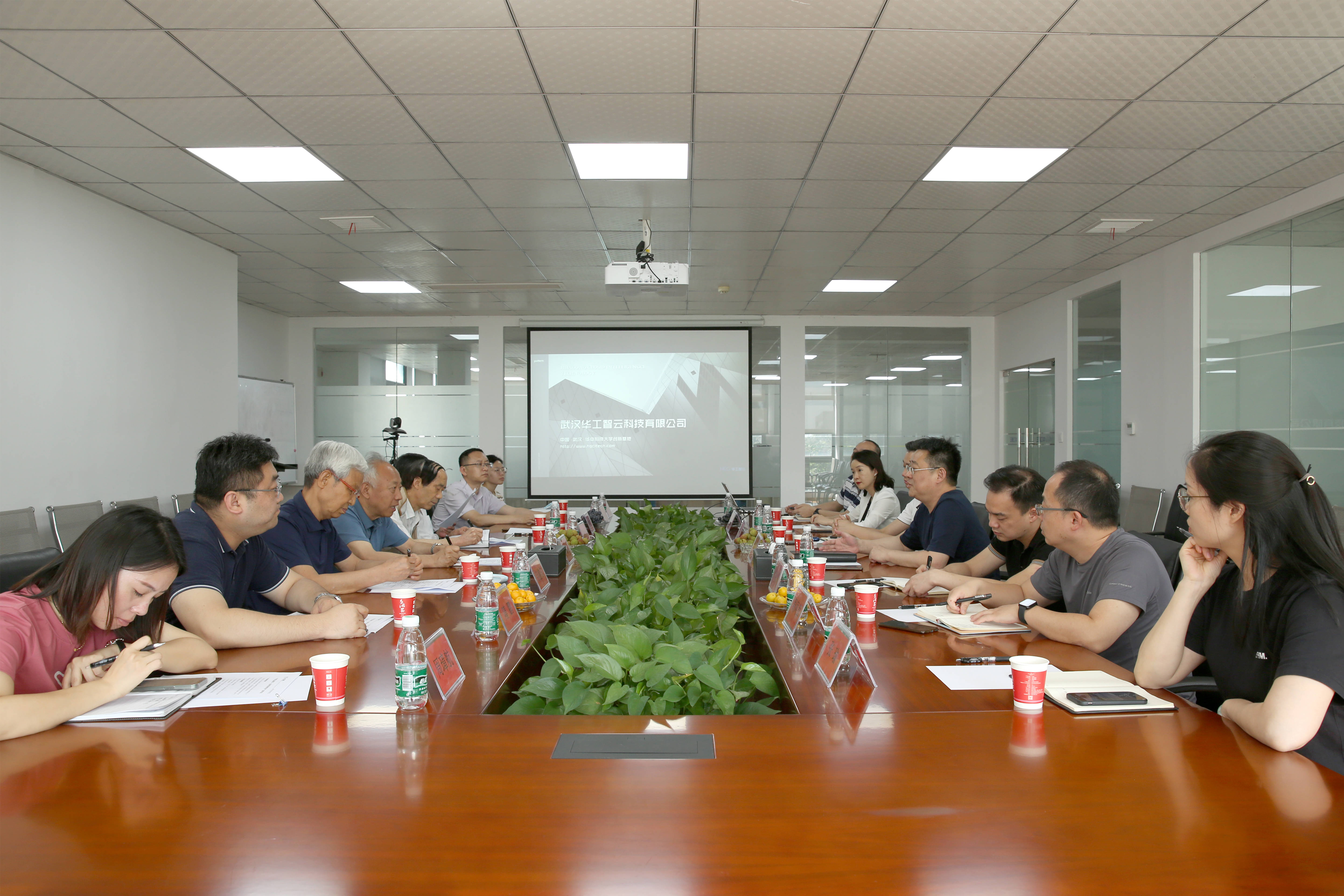 武汉市关工委领导一行莅临购宝钱包APP参观考察指导工作 